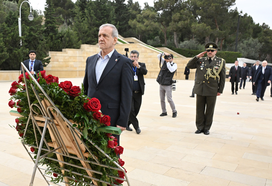 Masoud Pezeshkian conmemora a los mártires en Bakú