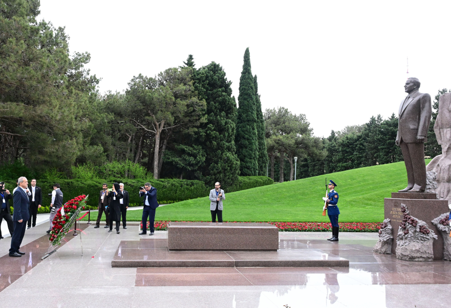 Le président iranien rend hommage à la mémoire du Leader national Heydar Aliyev