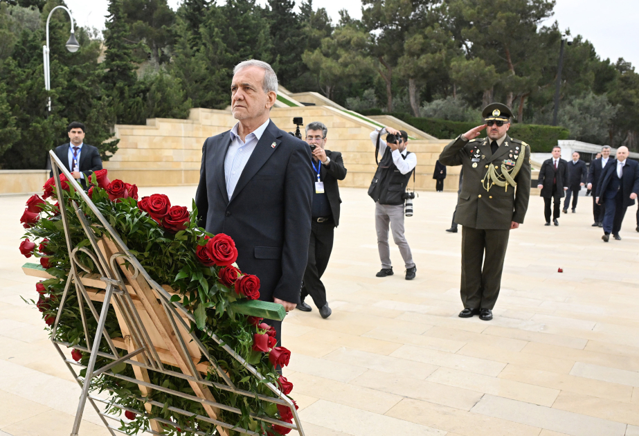 Le président iranien visite l’Allée des Martyrs à Bakou