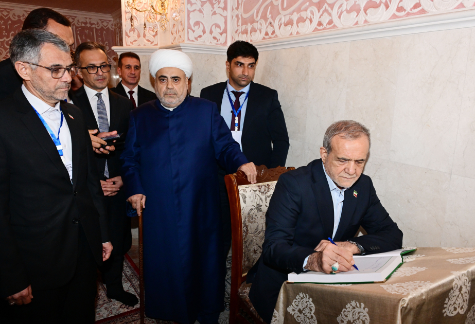 رئيس إيران يزور مرقد السيدة حكيمة بنت الإمام موسى الكاظم عليهما السلام لدى مسجد بيبي هيبت في باكو