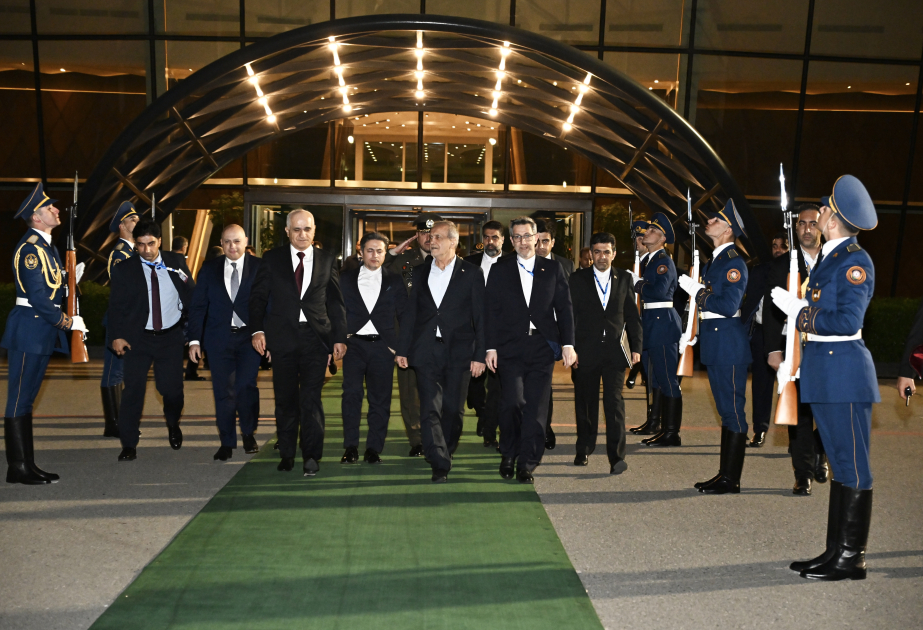 رئيس إيران يختتم زيارته أذربيجان