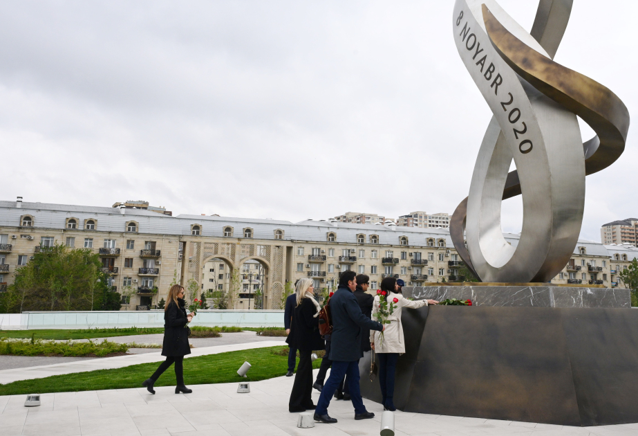 Italienische Delegation besucht Ehrenallee und Siegespark in Baku