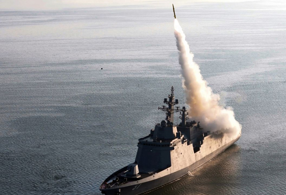 Un nouveau destroyer nord-coréen effectue ses premiers tirs d'essai en présence de Kim Jong-un