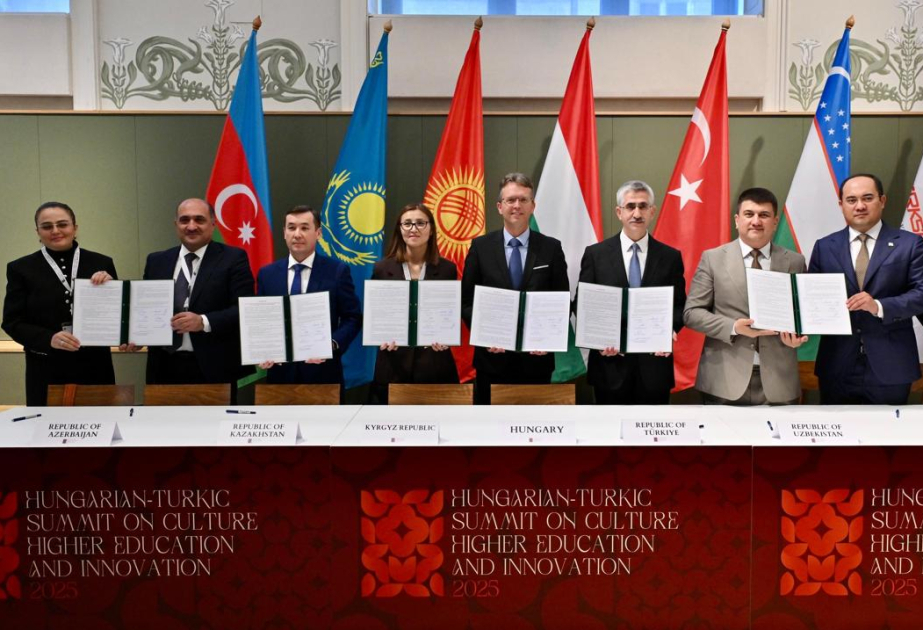 La delegación de Azerbaiyán participa en la cumbre húngaro-túrquica en Budapest