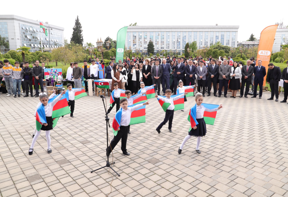 Lənkəranda şagirdlərin əl işlərindən ibarət “Peşə sərgisi” keçirilib