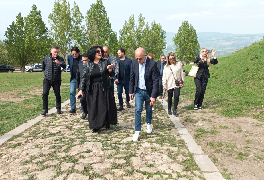 Una delegación parlamentaria italiana llega a Khankendi