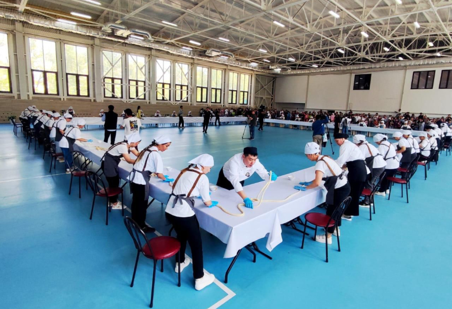 В Казахстане приготовили рекордный лагман длиной 1704 метра