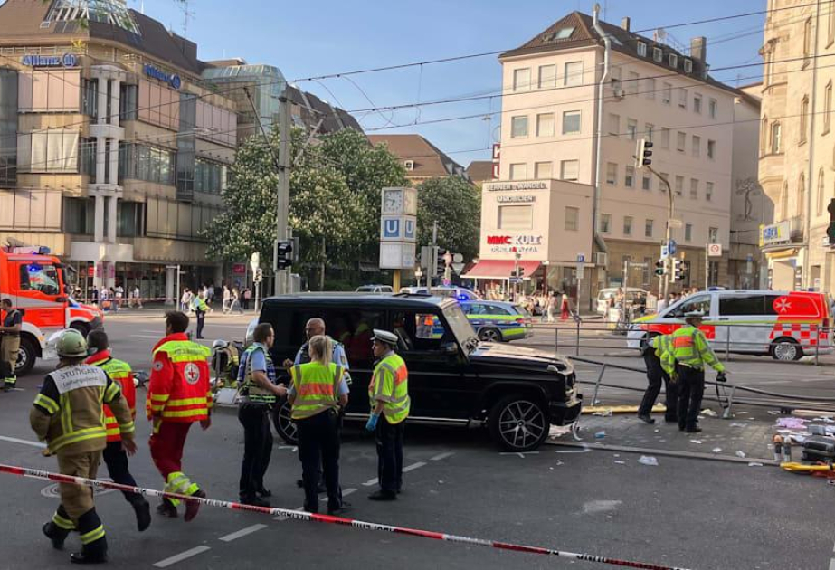 Almaniyanın Ştutqart şəhərində avtomobil bir qrup insanı vurub, xəsarət alanlar var