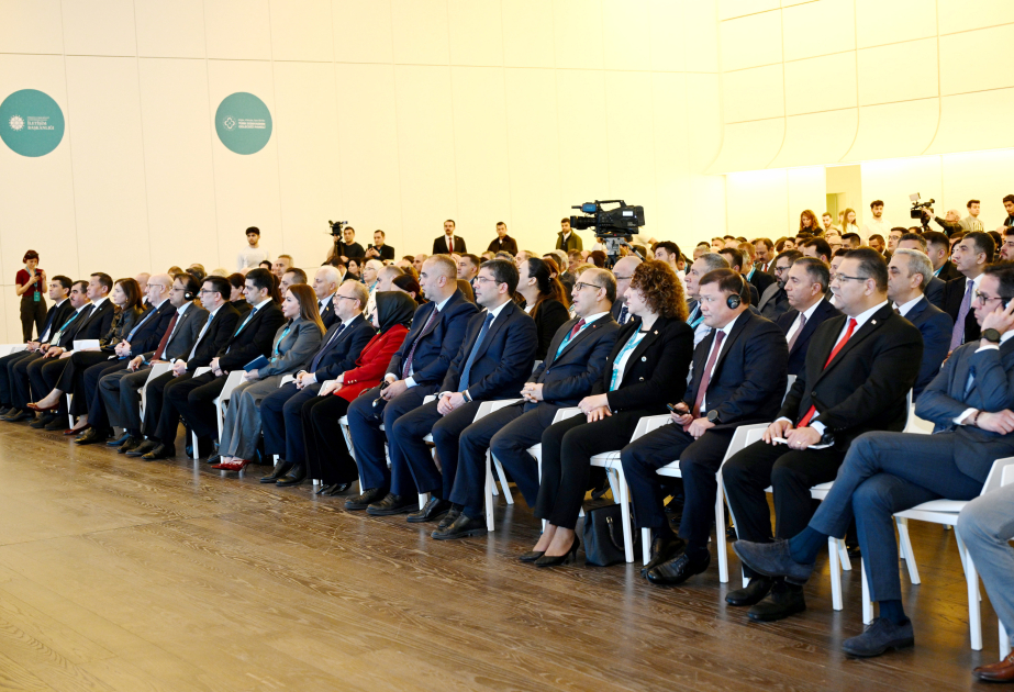 Podiumsdiskussion in Baku zum Thema „Einheit in Sprache, Gedanken und Taten – Zukunft der Türkischen Welt“