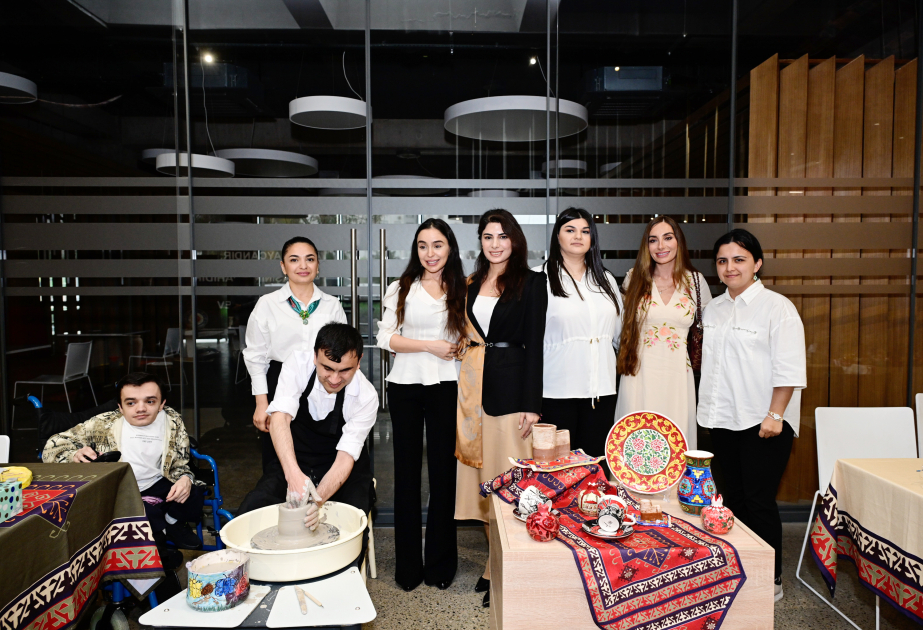 Leyla Aliyeva y Arzu Aliyeva se familiarizaron con el proceso creativo de personas pertenecientes a grupos vulnerables