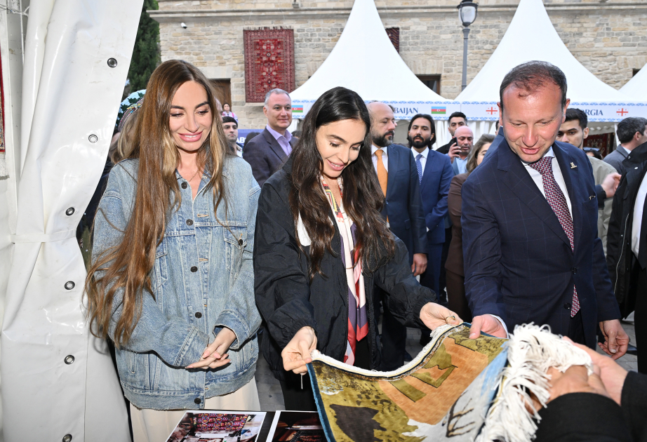 Leyla Aliyeva y Arzu Aliyeva visitan el Festival Internacional de Alfombras
