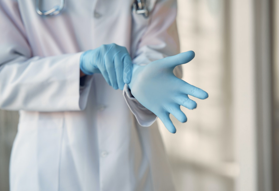 L’OMS rappelle que les gants ne remplacent pas l’hygiène des mains