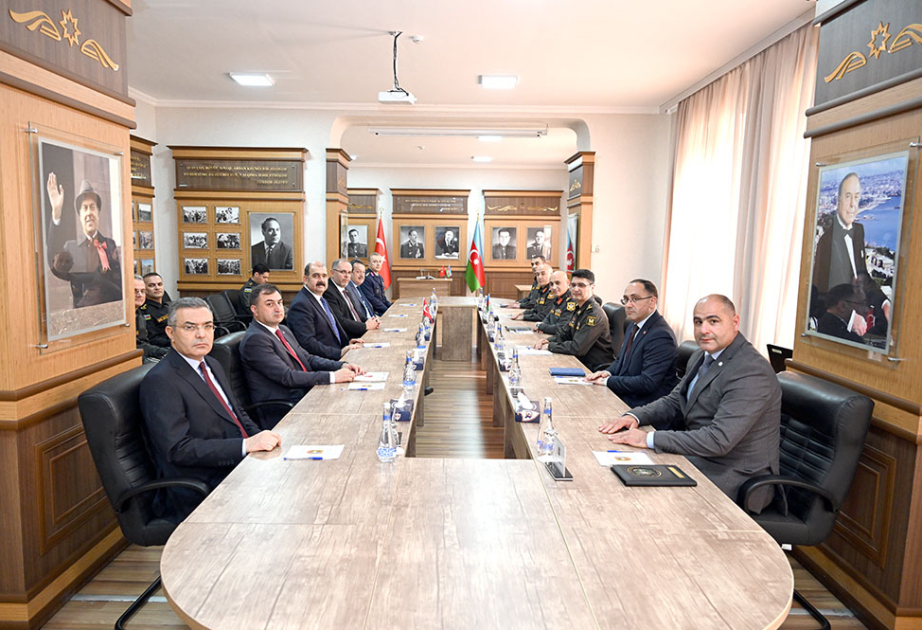 Se discute la cooperación azerbaiyano-turca en el campo de la educación militar