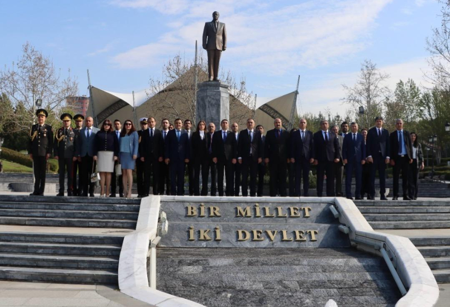 Ankarada Ulu Öndər Heydər Əliyevin nurlu xatirəsi anılıb