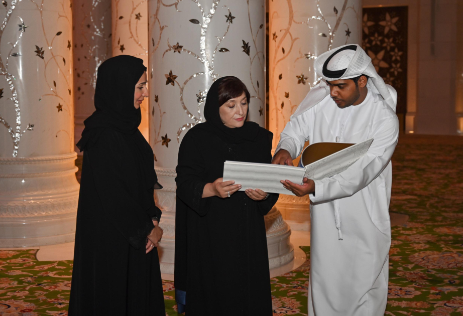 La présidente du Milli Medjlis visite la Grande Mosquée Cheikh Zayed