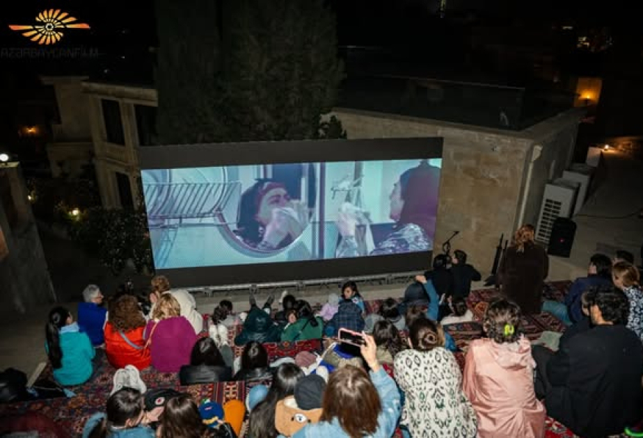 La película "Qaynana" se proyectó al aire libre durante el Festival Internacional de Alfombras