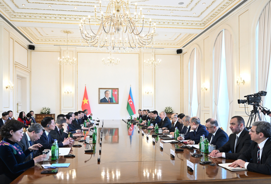 El Presidente Ilham Aliyev celebró una reunión en formato ampliado con el Secretario General del Comité Central del Partido Comunista de Vietnam
