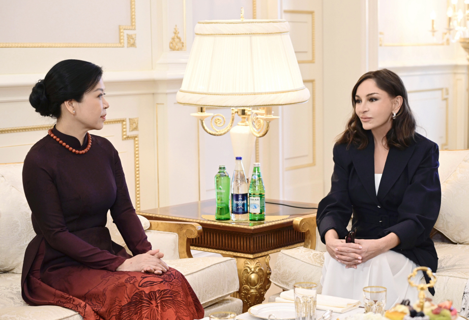 La Primera Dama de Azerbaiyán se reunió con la esposa del Secretario General del Comité Central del Partido Comunista de Vietnam