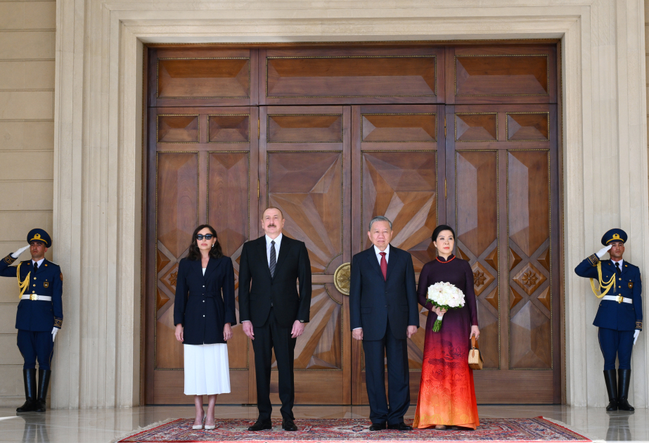 Ceremonia oficial de bienvenida al Secretario General del Partido Comunista de Vietnam en Bakú