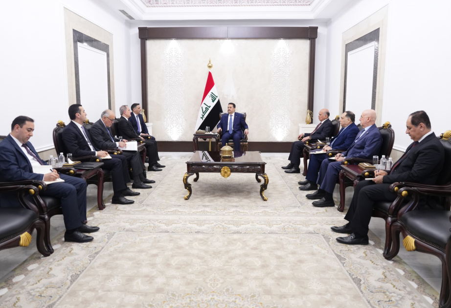 وزير الخارجية الأذربيجاني يجتمع مع رئيس مجلس الوزراء العراقي