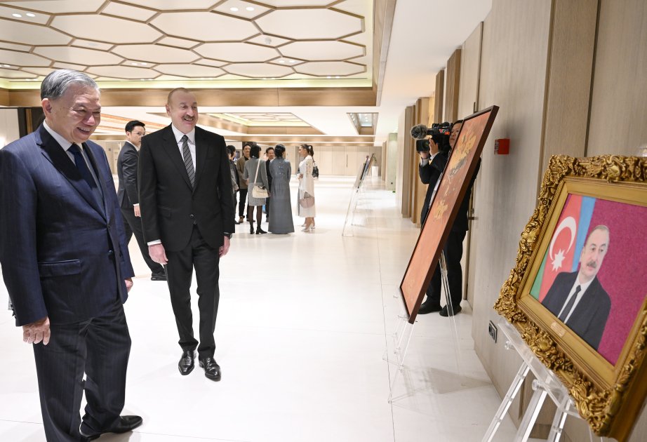 Familiarización con la exposición de pinturas vietnamitas