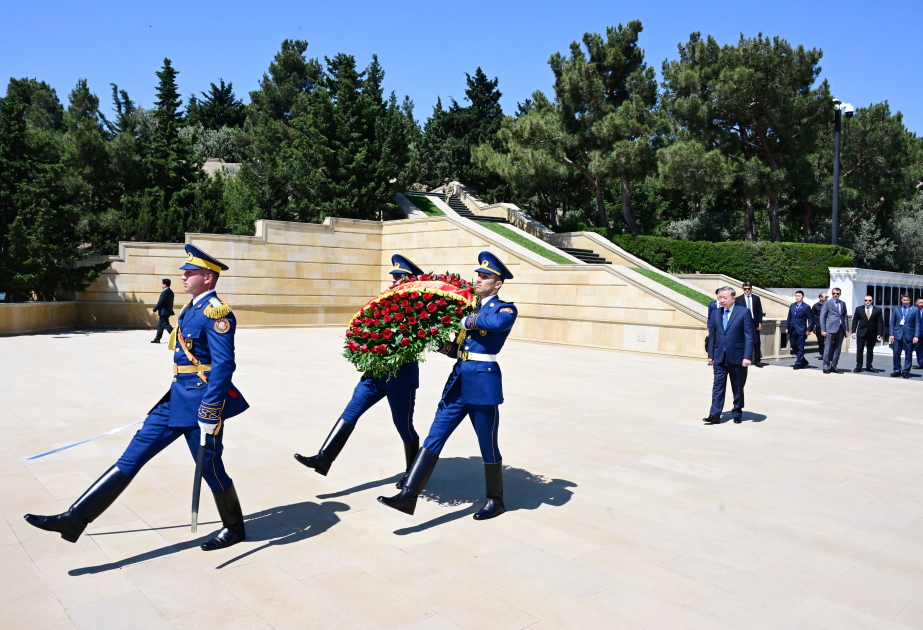 General Secretary of Communist Party of Vietnam visits Alley of Martyrs