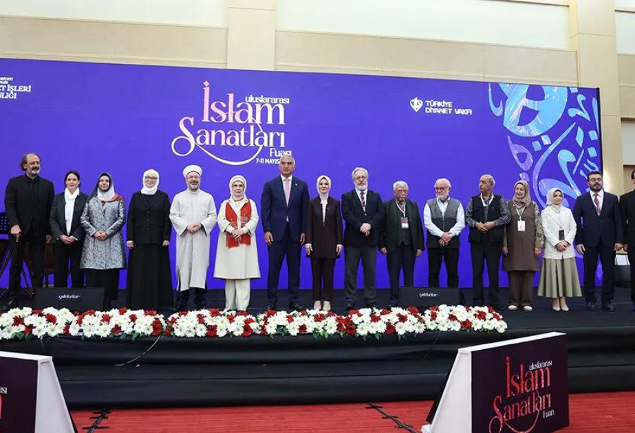 Əminə Ərdoğan “Beynəlxalq İslam Sənətləri” sərgisində Azərbaycan stendini ziyarət edib