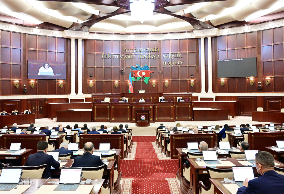 Se celebró una sesión especial de Milli Majlis sobre el tema "El Líder Nacional Heydar Aliyev es el autor de la Constitución de Azerbaiyán independiente"