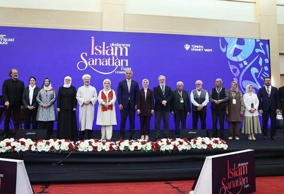 Emine Erdoğan visitó el stand de Azerbaiyán en la exposición "Artes Islámicas Internacionales"