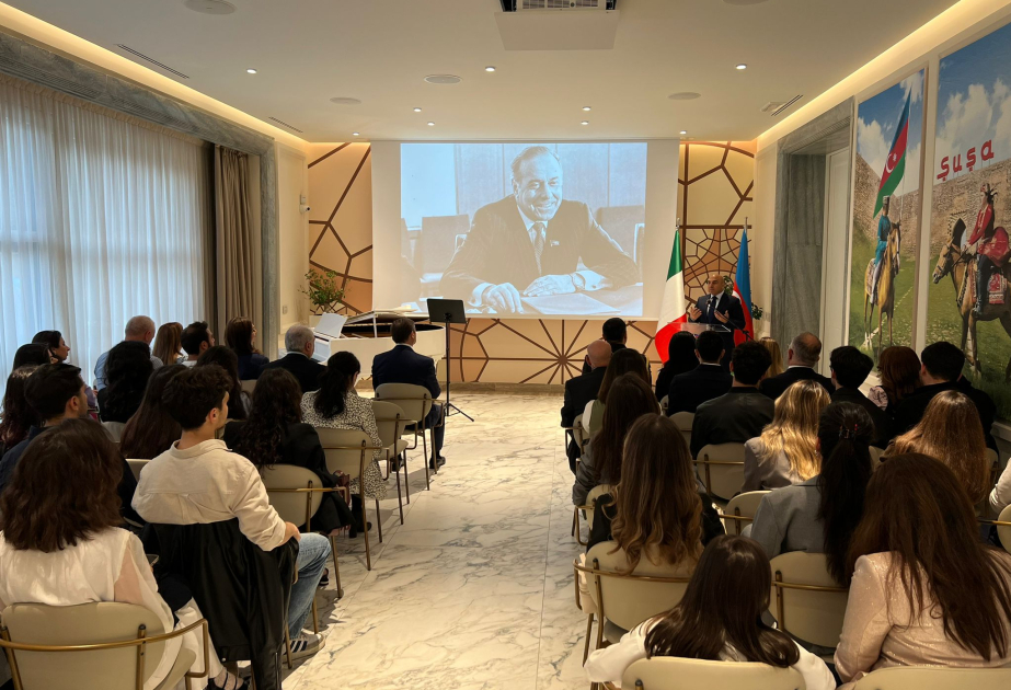 Le 102e anniversaire du Leader national Heydar Aliyev commémoré à Rome