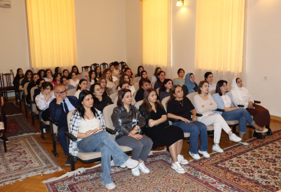 Tələbələrə “Yazılı abidələrimizin dövrləşdirilməsi” mövzusunda mühazirə oxunub