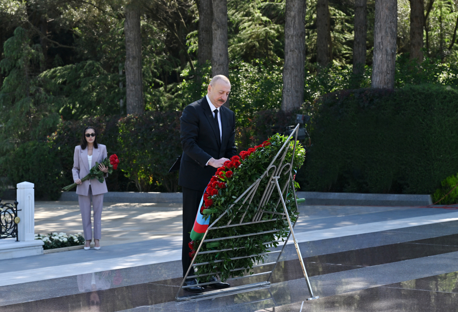 Le président Ilham Aliyev et son épouse Mehriban Aliyeva rendent hommage à la mémoire d’Heydar Aliyev VIDEO