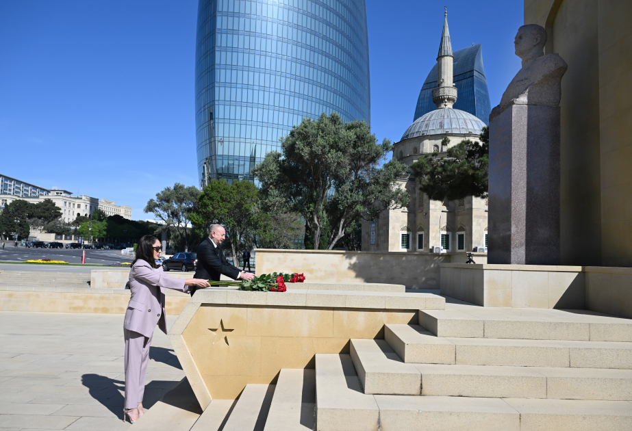 El Presidente Ilham Aliyev y la Primera Dama Mehriban Aliyeva rindieron homenaje a los azerbaiyanos que murieron por la Victoria sobre el fascismo