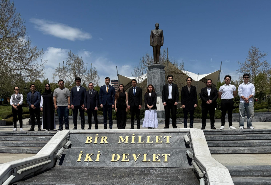 Azərbaycanlı tələbələr Ankarada Ulu Öndər Heydər Əliyevin xatirəsini ehtiramla yad ediblər