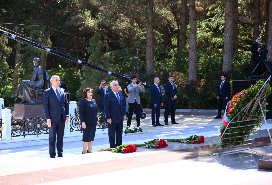 Dövlət və hökumət rəsmiləri Fəxri xiyabanda Ulu Öndərin xatirəsini anıblar