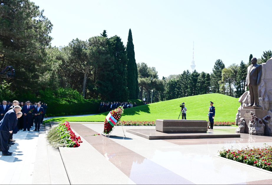 El pueblo azerbaiyano honra con profundo respeto la memoria del Gran Líder Heydar Aliyev