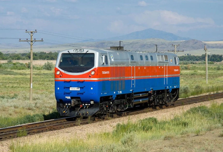 В Казахстане тепловоз столкнулся с автомобилем