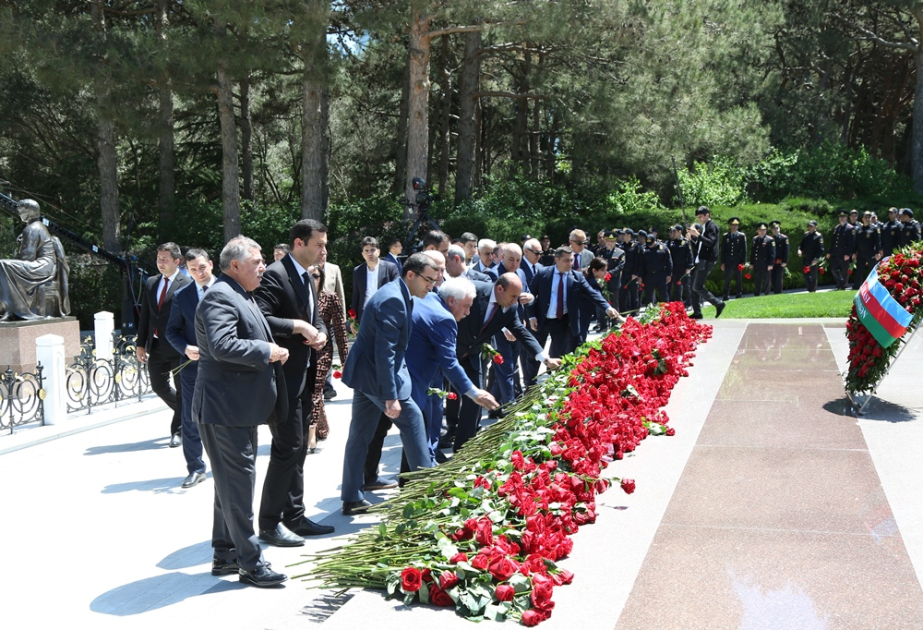 AMEA-nın kollektivi Ümummilli Lider Heydər Əliyevin məzarını ziyarət edib