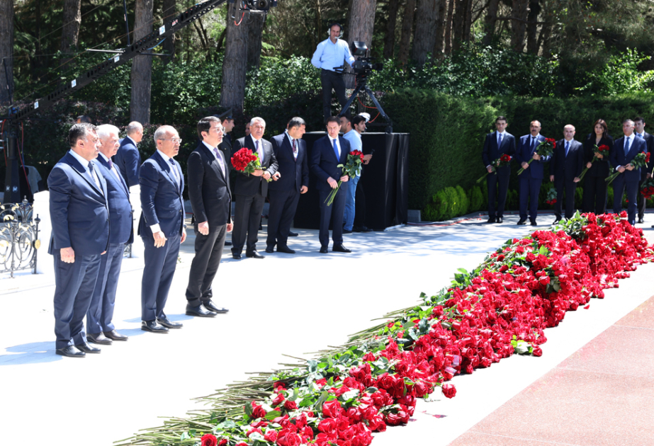 İqtisadiyyat Nazirliyinin rəhbərliyi Ulu Öndər Heydər Əliyevin əziz xatirəsini yad edib