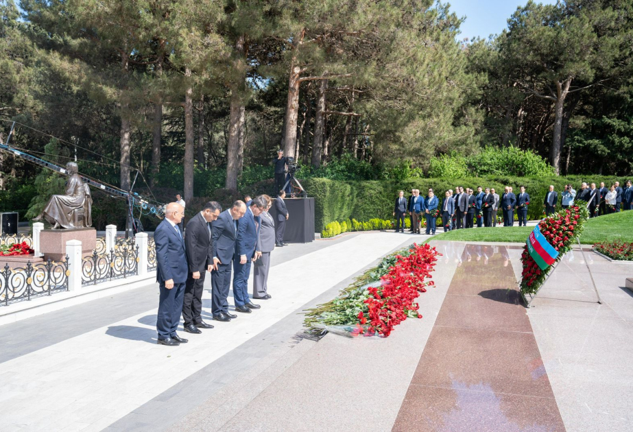 ETSN-in kollektivi Ulu Öndər Heydər Əliyevin məzarını ziyarət edib