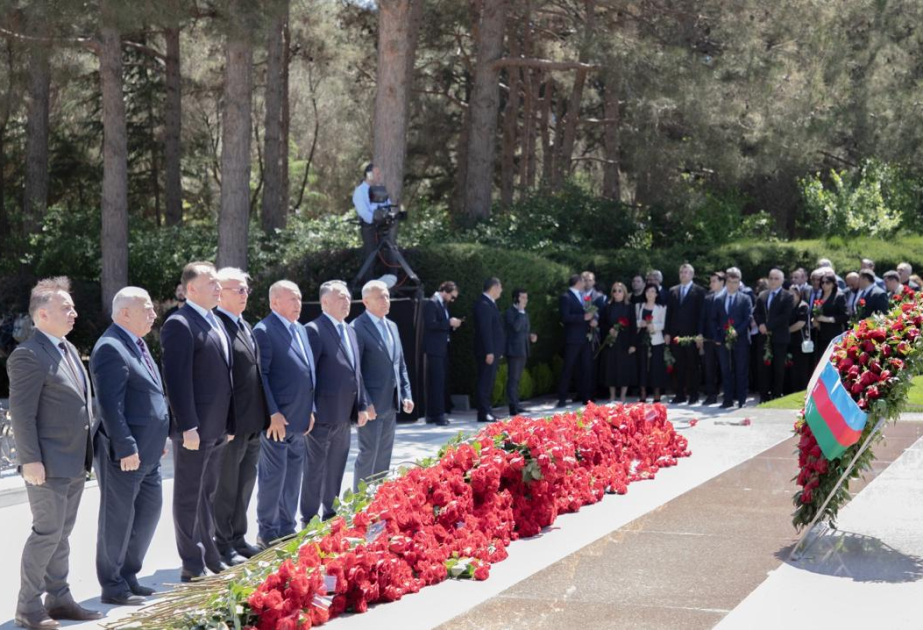 Azərbaycan Həmkarlar İttifaqları Konfederasiyasının kollektivi Ulu Öndərin məzarını ziyarət edib