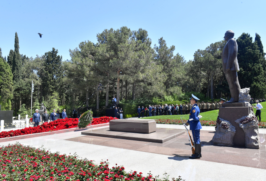 El personal de AZERTAC rinde homenaje al Líder Nacional Heydar Aliyev