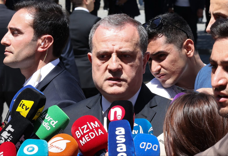 Continúan las investigaciones sobre el impacto externo en un avión de AZAL en el espacio aéreo ruso