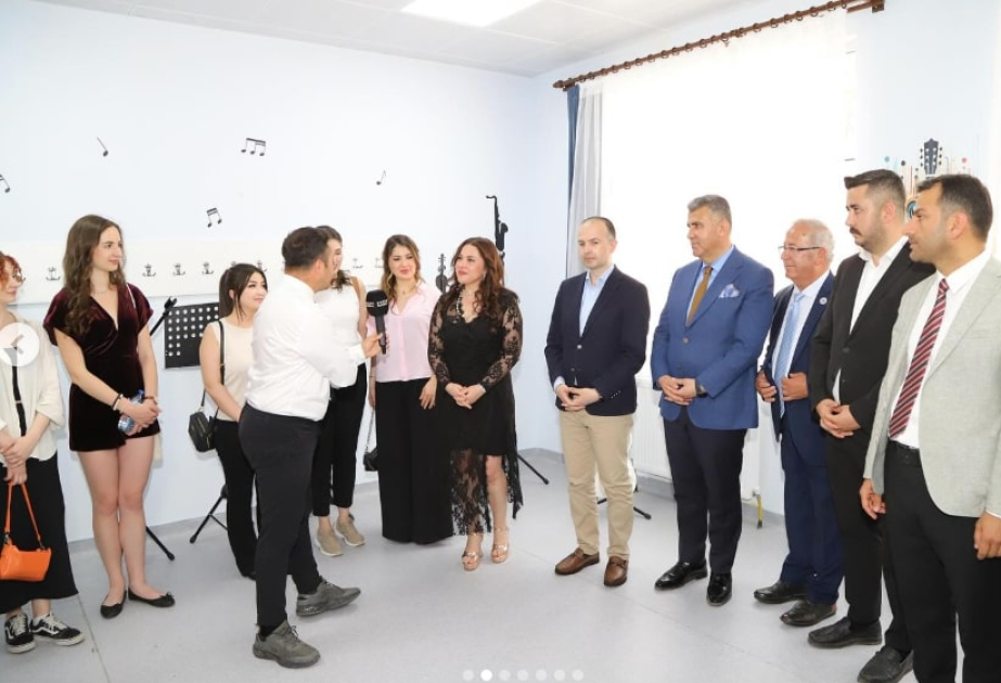Azərbaycanın Əməkdar artisti Türkiyədəki fəlakət zonasında konsert verib
