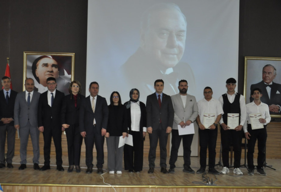 Qarsda Heydər Əliyev adına liseydə Azərbaycan dövlətçiliyinin memarının xatirəsi anılıb