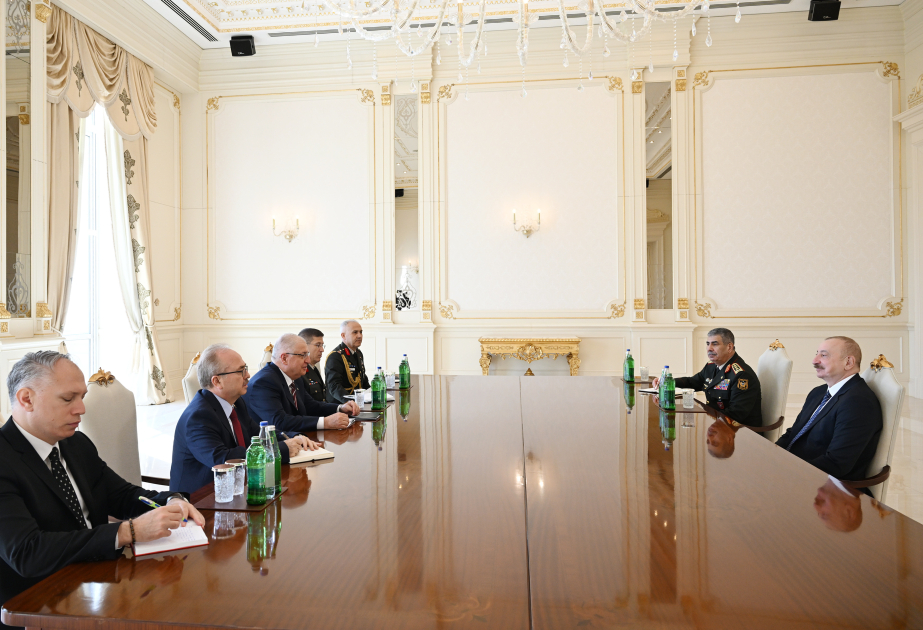 Le président azerbaïdjanais reçoit le ministre turc de la Défense nationale