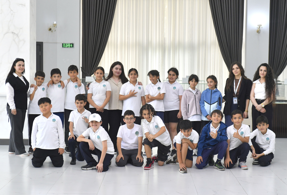 Estudiantes del Complejo Educativo Moderno Heydar Aliyev visitaron AZERTAC