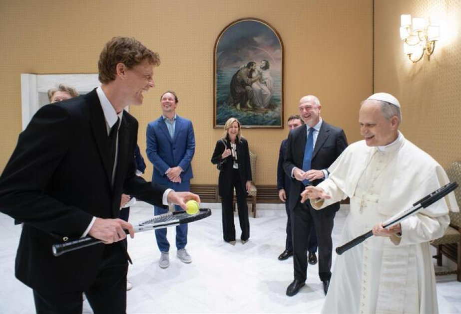 İtaliyalı tennisçi Yannik Sinner Papa XIV Leoya raketka hədiyyə edib