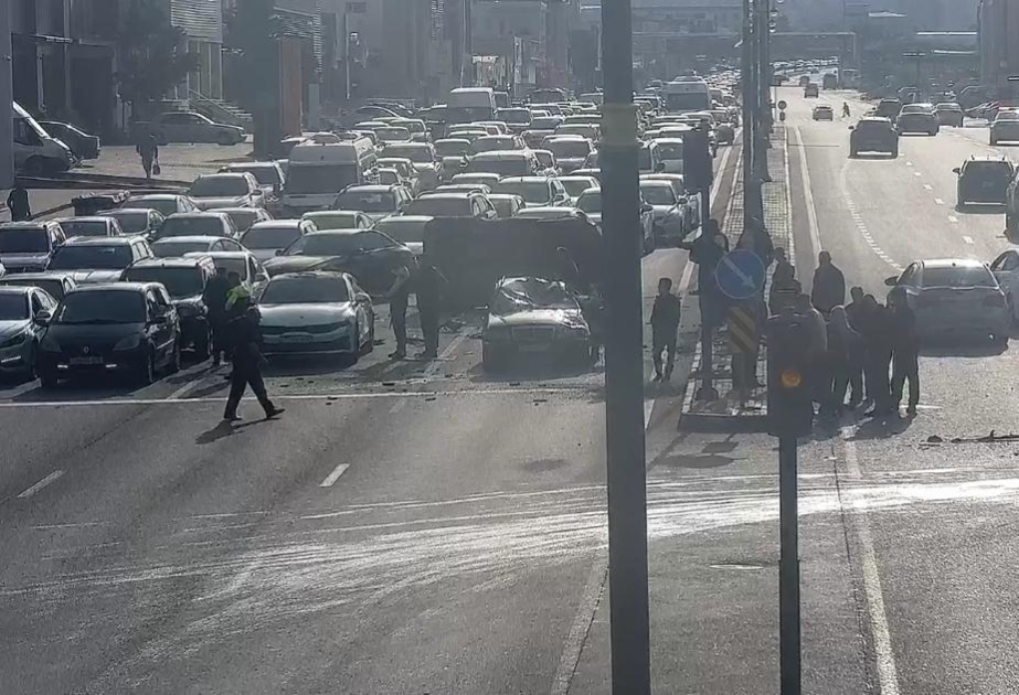 Babək prospektində baş verən yol qəzası nəqliyyatın sıxlığına səbəb olub