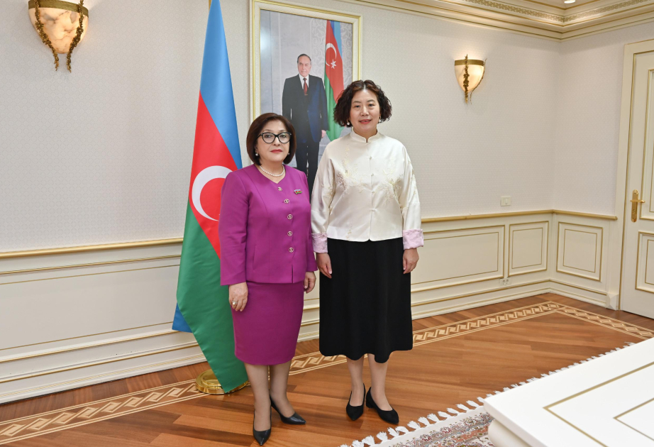 La recién nombrada Embajadora de China visita Milli Majlis